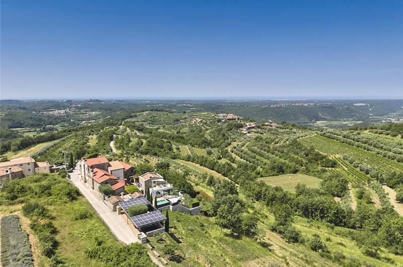 4 Bedroom Luxury Villa Retreat with Heated Infinity Pool near Buje, Sleeps 8-10