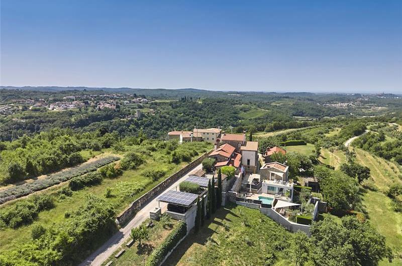 4 Bedroom Luxury Villa Retreat with Heated Infinity Pool near Buje, Sleeps 8-10