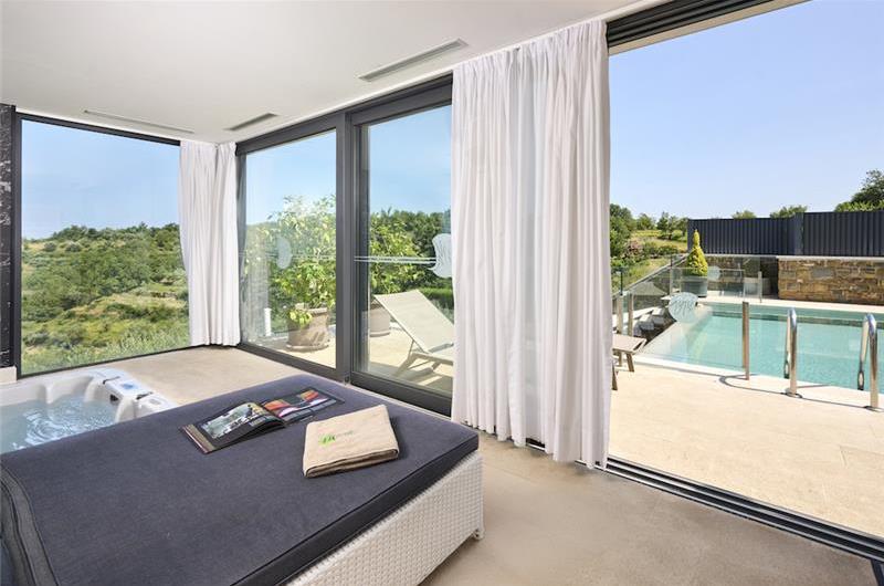 4 Bedroom Luxury Villa Retreat with Heated Infinity Pool near Buje, Sleeps 8-10