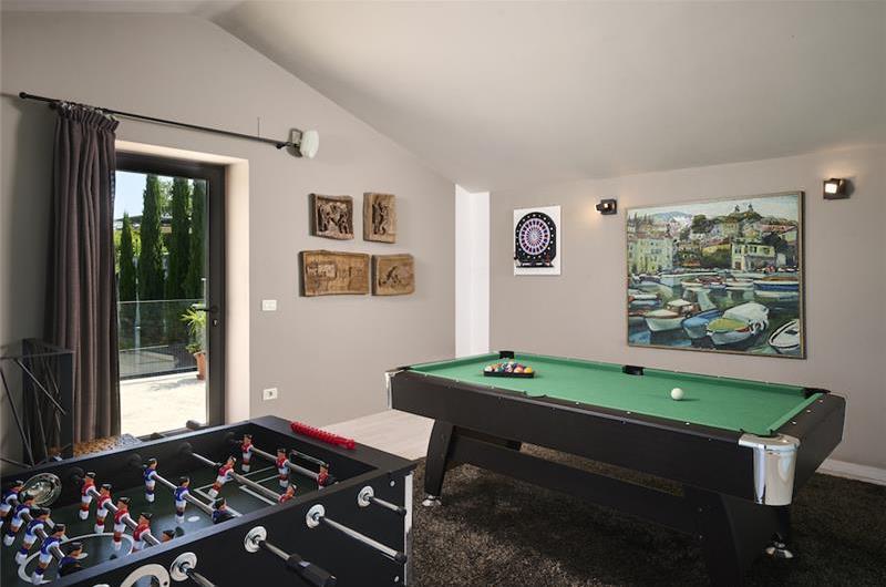 4 Bedroom Luxury Villa Retreat with Heated Infinity Pool near Buje, Sleeps 8-10