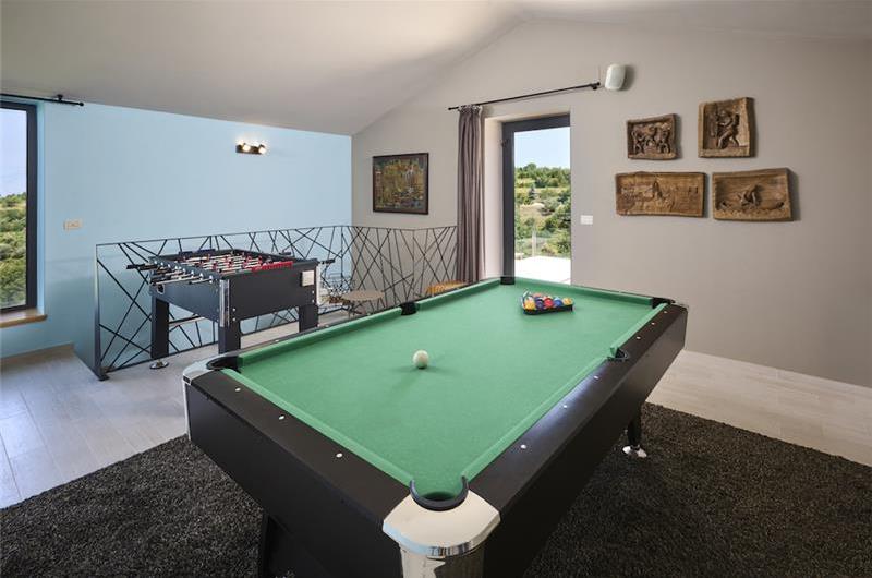 4 Bedroom Luxury Villa Retreat with Heated Infinity Pool near Buje, Sleeps 8-10