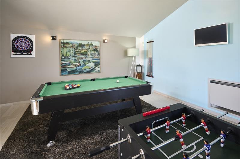 4 Bedroom Luxury Villa Retreat with Heated Infinity Pool near Buje, Sleeps 8-10