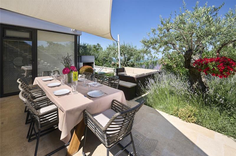 4 Bedroom Luxury Villa Retreat with Heated Infinity Pool near Buje, Sleeps 8-10