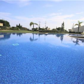 Collection of 2 Bedroom Villas with Shared Pools near Carvoeiro, sleeps 4-5