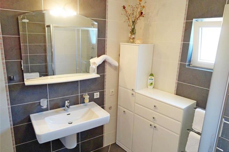 4 Bedroom Apartment near Jelsa, sleeps 8-9