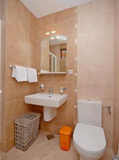 4 Bedroom Apartment near Jelsa, sleeps 8-9