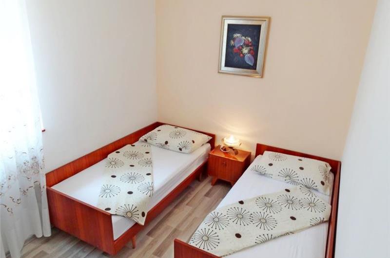 4 Bedroom Apartment near Jelsa, sleeps 8-9