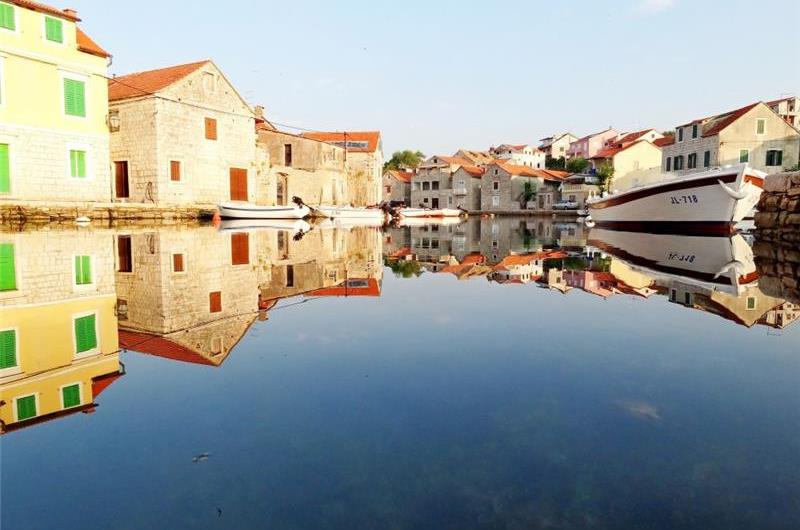 4 Bedroom Apartment near Jelsa, sleeps 8-9