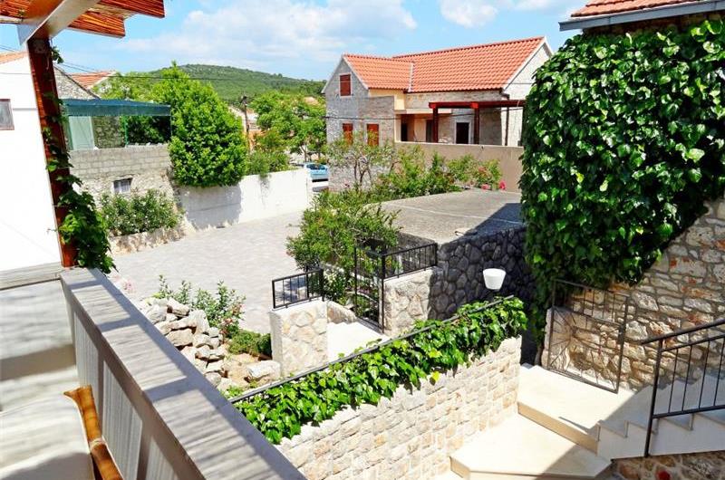 4 Bedroom Apartment near Jelsa, sleeps 8-9
