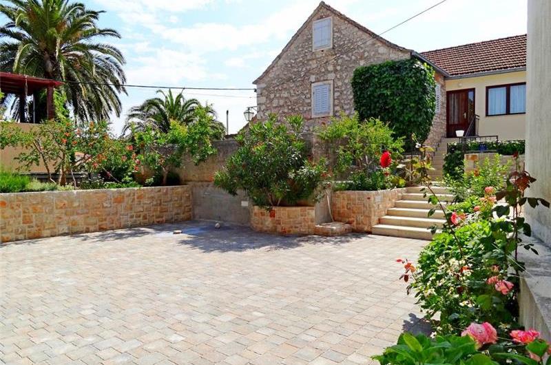 4 Bedroom Apartment near Jelsa, sleeps 8-9