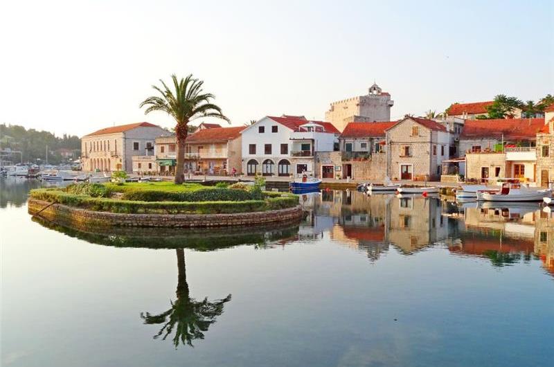 4 Bedroom Apartment near Jelsa, sleeps 8-9