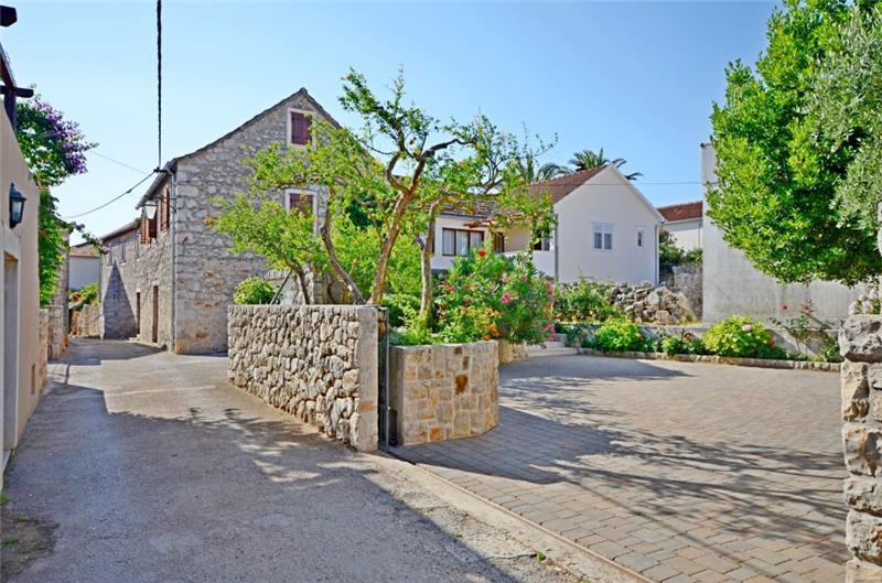 4 Bedroom Apartment near Jelsa, sleeps 8-9
