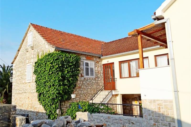 4 Bedroom Apartment near Jelsa, sleeps 8-9