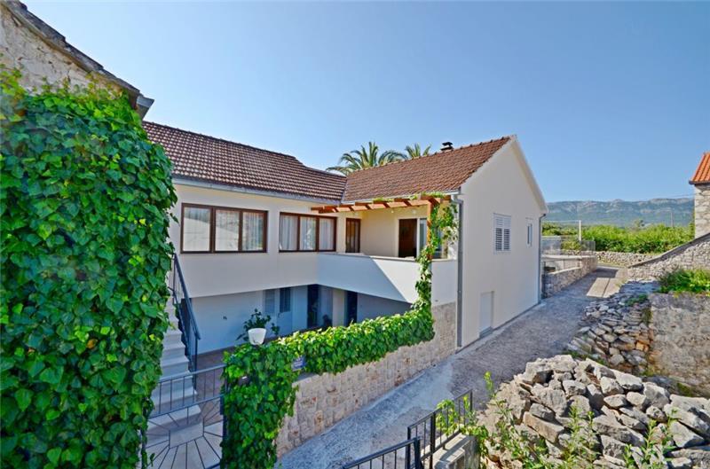 4 Bedroom Apartment near Jelsa, sleeps 8-9