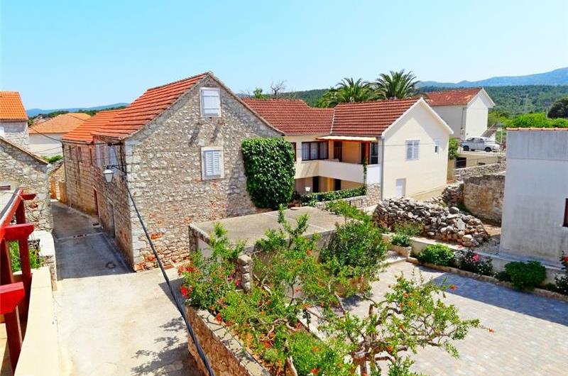 4 Bedroom Apartment near Jelsa, sleeps 8-9