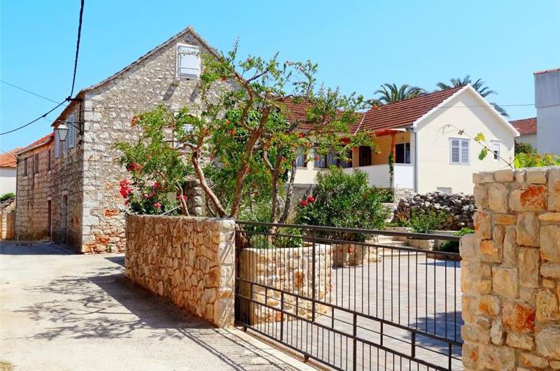 4 Bedroom Apartment near Jelsa, sleeps 8-9