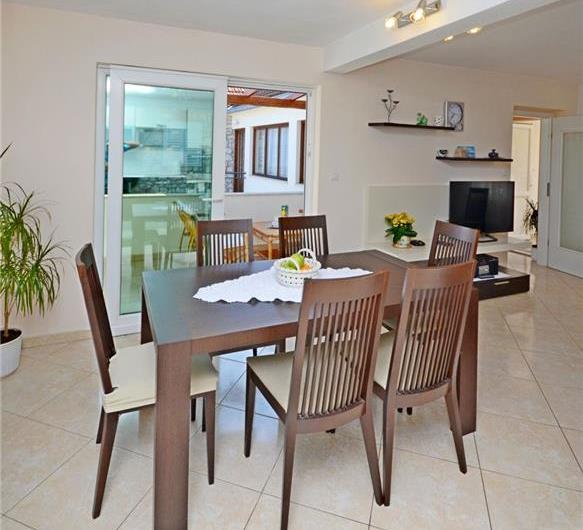 4 Bedroom Apartment near Jelsa, sleeps 8-9