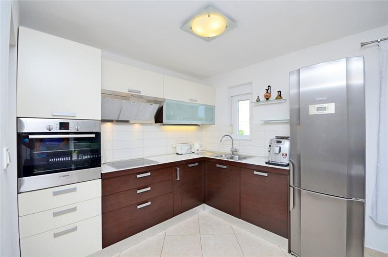 4 Bedroom Apartment near Jelsa, sleeps 8-9