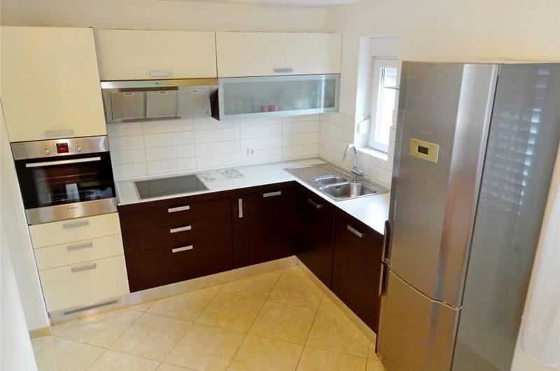 4 Bedroom Apartment near Jelsa, sleeps 8-9