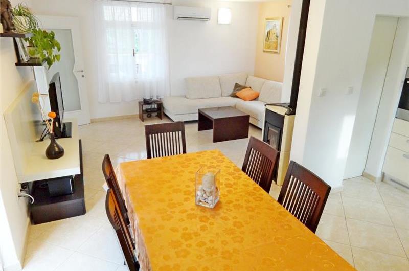 4 Bedroom Apartment near Jelsa, sleeps 8-9