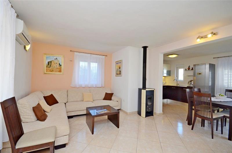 4 Bedroom Apartment near Jelsa, sleeps 8-9
