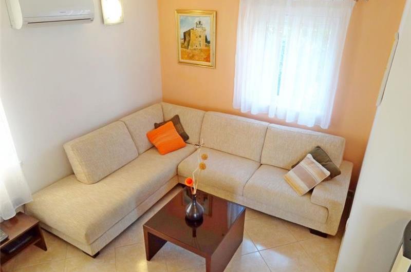 4 Bedroom Apartment near Jelsa, sleeps 8-9