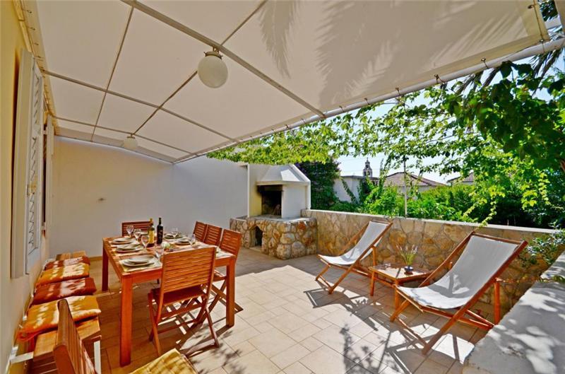 4 Bedroom Apartment near Jelsa, sleeps 8-9