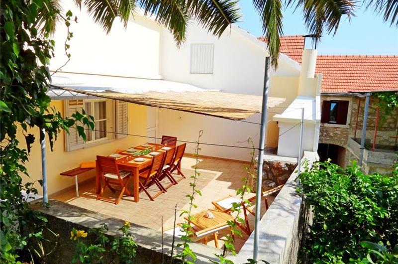 4 Bedroom Apartment near Jelsa, sleeps 8-9