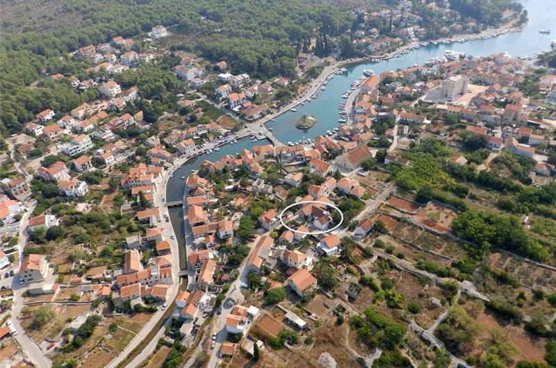 4 Bedroom Apartment near Jelsa, sleeps 8-9