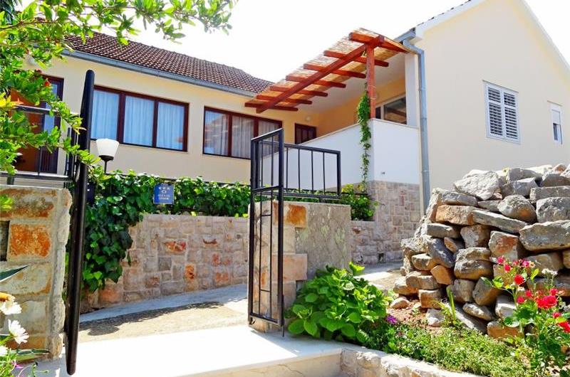 4 Bedroom Apartment near Jelsa, sleeps 8-9
