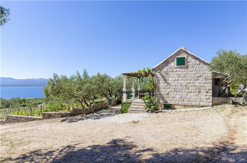 2 Bedroom Stone Cottage in Bol, sleeps 4