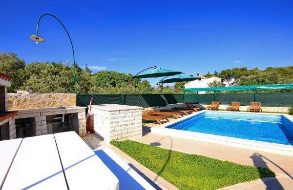 4 Bedroom Apartment with Pool near Korcula Town, sleeps 8