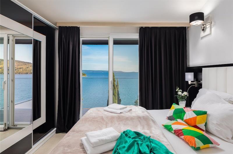 7 Bedroom Villa with Pool and Sea Views near Trogir, sleeps 14