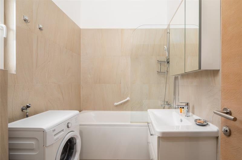 7 Bedroom Villa with Pool and Sea Views near Trogir, sleeps 14