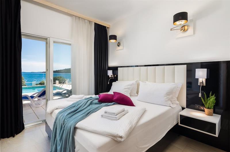 7 Bedroom Villa with Pool and Sea Views near Trogir, sleeps 14