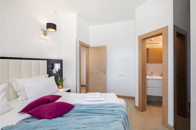 7 Bedroom Villa with Pool and Sea Views near Trogir, sleeps 14