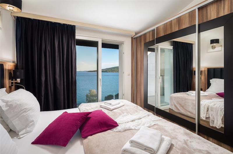 7 Bedroom Villa with Pool and Sea Views near Trogir, sleeps 14