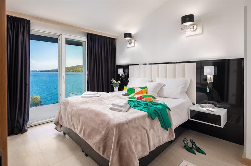 7 Bedroom Villa with Pool and Sea Views near Trogir, sleeps 14