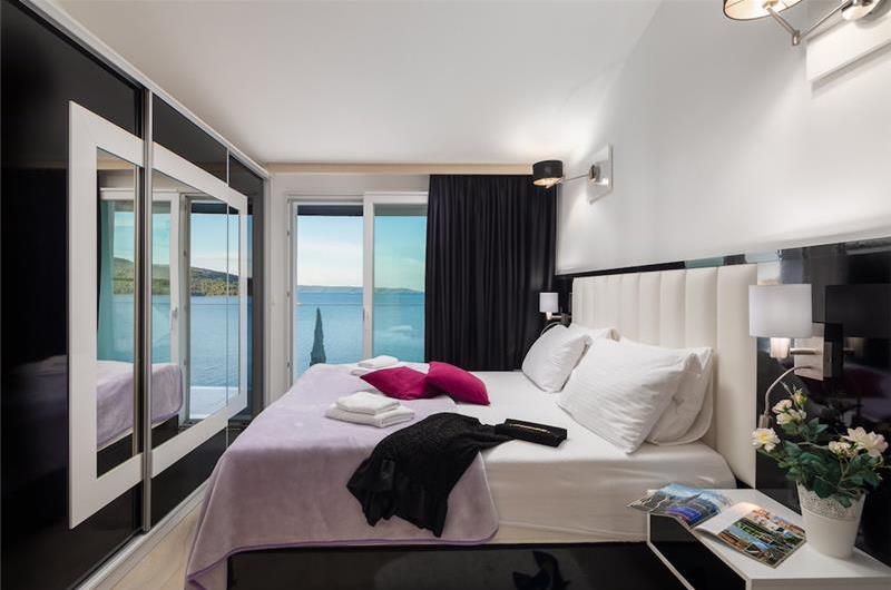 7 Bedroom Villa with Pool and Sea Views near Trogir, sleeps 14