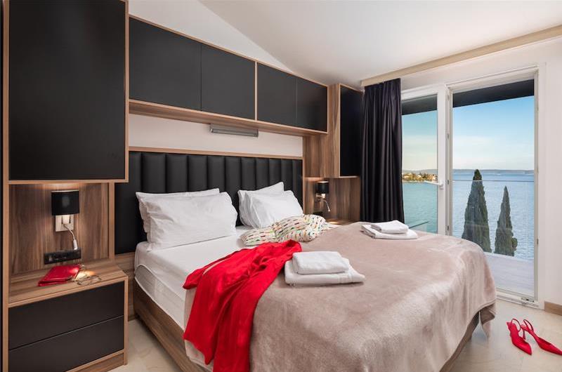 7 Bedroom Villa with Pool and Sea Views near Trogir, sleeps 14