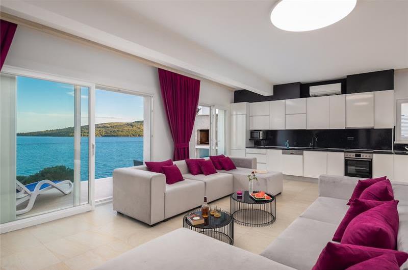 7 Bedroom Villa with Pool and Sea Views near Trogir, sleeps 14