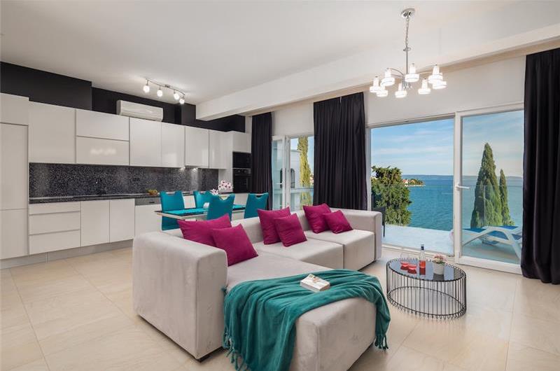 7 Bedroom Villa with Pool and Sea Views near Trogir, sleeps 14