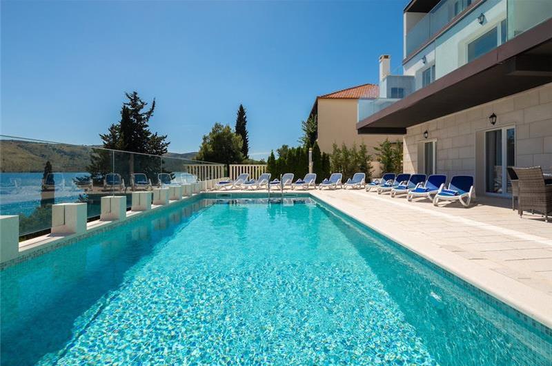 7 Bedroom Villa with Pool and Sea Views near Trogir, sleeps 14