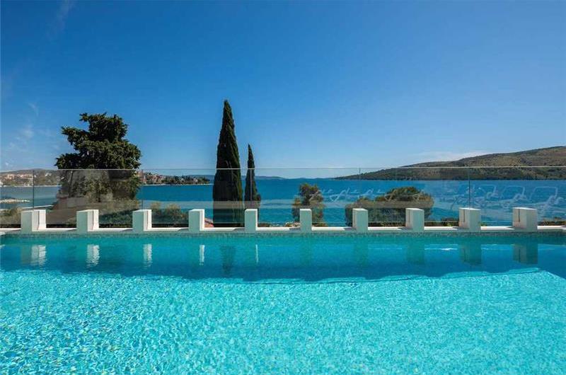 7 Bedroom Villa with Pool and Sea Views near Trogir, sleeps 14