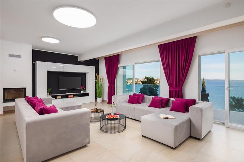 7 Bedroom Villa with Pool and Sea Views near Trogir, sleeps 14