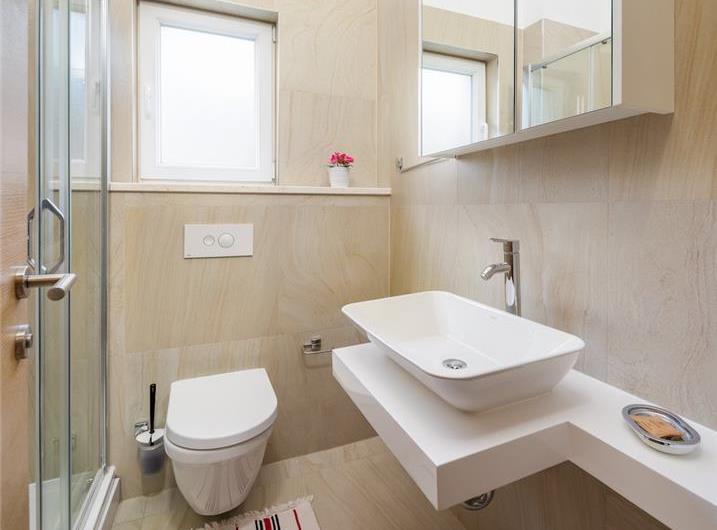 7 Bedroom Villa with Pool and Sea Views near Trogir, sleeps 14