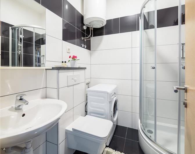 7 Bedroom Villa with Pool and Sea Views near Trogir, sleeps 14