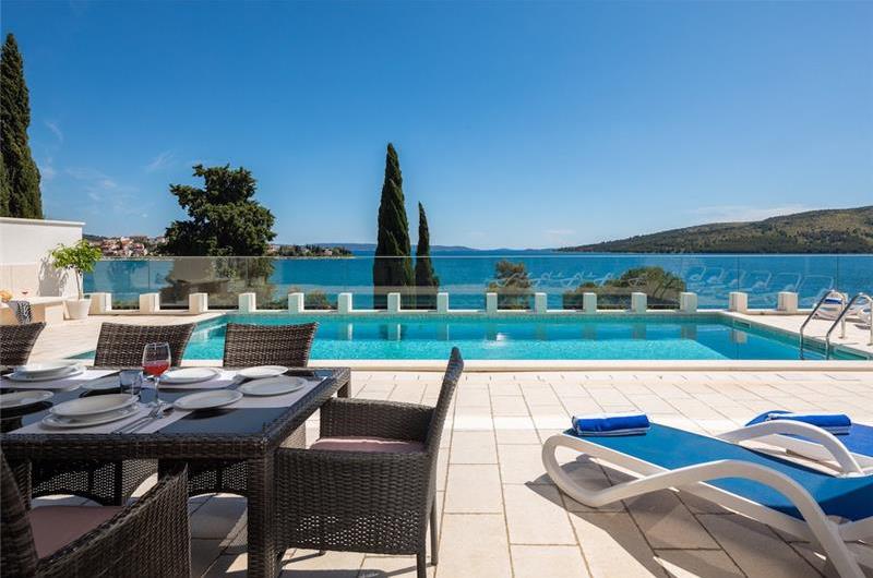 7 Bedroom Villa with Pool and Sea Views near Trogir, sleeps 14