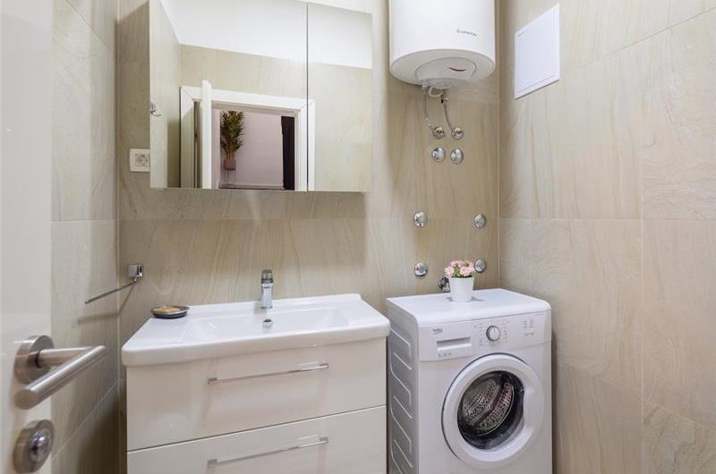 7 Bedroom Villa with Pool and Sea Views near Trogir, sleeps 14