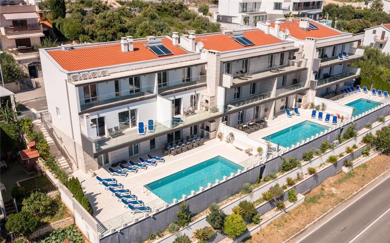 7 Bedroom Villa with Pool and Sea Views near Trogir, sleeps 14